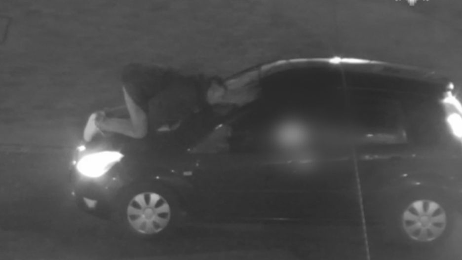 Lublin. Kamery miejskiego monitoringu uchwyciły mężczyznę całującego szybę samochodu