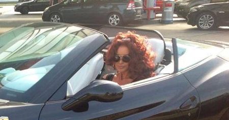 Ewa Minge w czarnym Ferrari
