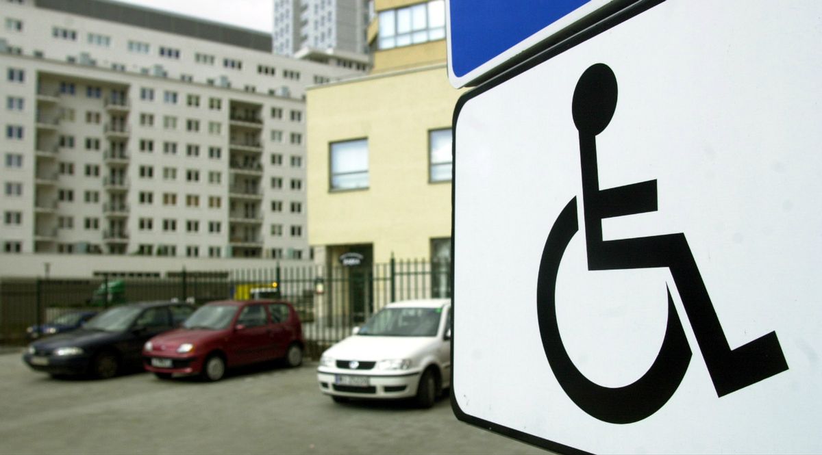 Naczelny Super Expressu chciałby parkować na miejscach dla niepełnosprawnych. Odpowiedź jezuity to strzał w dziesiątkę
