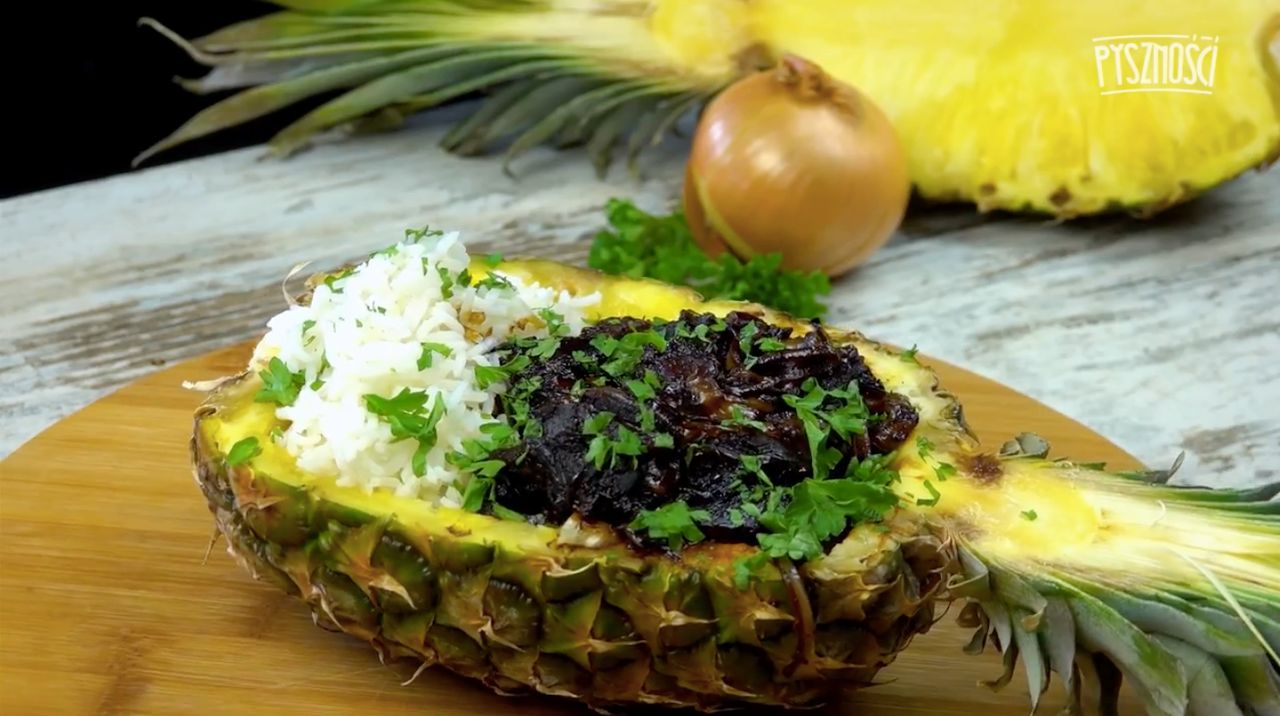 Tropikalna potrawka w ananasie
