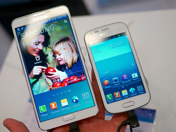 Cena: od ok. 1100 zł
Jest to wydajna i kompaktowa wersja flagowego Samsunga Galaxy S4. Wyposażono go w 4,3-calowy ekran qHD Super AMOLED. Oczywiście zmniejszyły się również rozmiary i waga w stosunku do pełnowymiarowej wersji smartfona. Ciężar Galaxy S4 mini wynosi 107 g, a wymiary 124,6 x 61,3 x 8,94 mm. Takie rozmiary i waga pozwalają obsługiwać smartfon jedną dłonią. Za wydajność odpowiada dwurdzeniowy procesor 1,7 GHz i 1,5 GB pamięci RAM. Jego wysoka pozycja w rankingu nie dziwi, ponieważ jest to ciekawa opcja dla mniej wymagających użytkowników.
Samsung Galaxy S4 mini – pełna specyfikacja w katalogu telefonów
