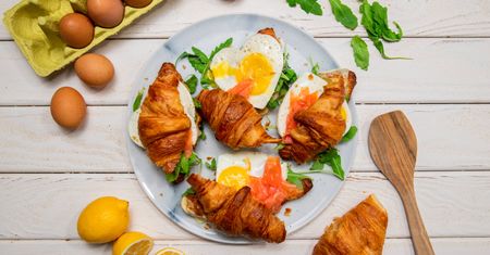 Croissanty z łososiem i jajkiem sadzonym. Śniadanie jak z dobrej restauracji!