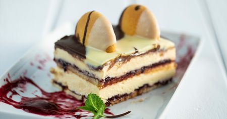 Ciasto góra lodowa - deser bez pieczenia na herbatnikach