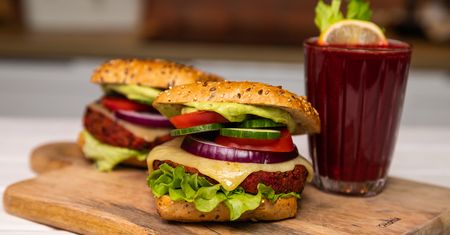 Burger warzywny z sokiem