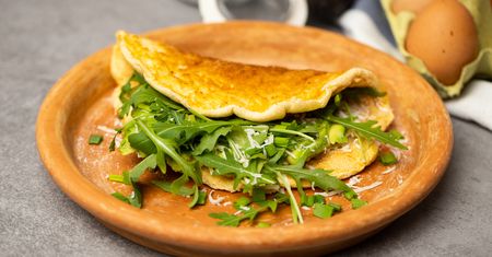 Omlet z awokado i rukolą