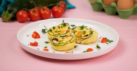 Babeczki jajeczne. Śniadaniowe muffiny z cukinią, pomidorami i szynką. Pomysł na pyszne śniadanie
