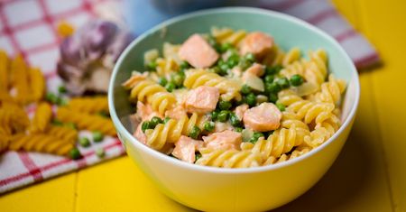 Makaron z łososiem i zielonym groszkiem