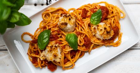Makaron spaghetti z przegrzebkami