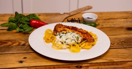 Kurczak ze szpinakiem na zoodlowanych ziemniakach