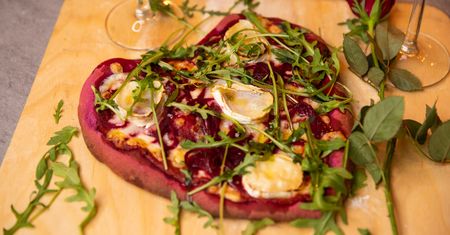 Walentynkowa pizza w kształcie serca
