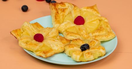 Szybkie ciastka z ciasta francuskiego z ananasem