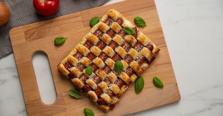 Szachownica z ciasta francuskiego z frankfurterkami
