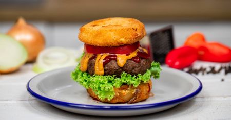 Burger bez bułki. Jak zrobić z krążkami cebulowymi i śmietankowym sosem?
