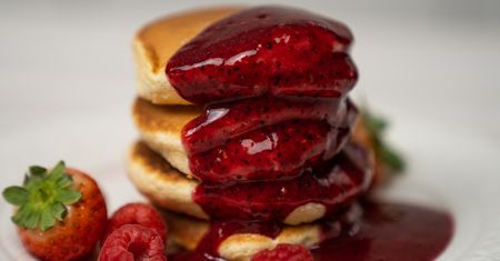 Jak zrobić japońskie naleśniki z owocową polewą domowej roboty? Przepis na fluffy pancakes