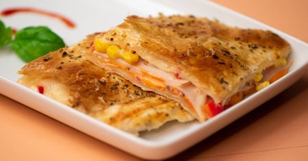 Ciasto francuskie z szynką i serem. Smakuje jak pizza!