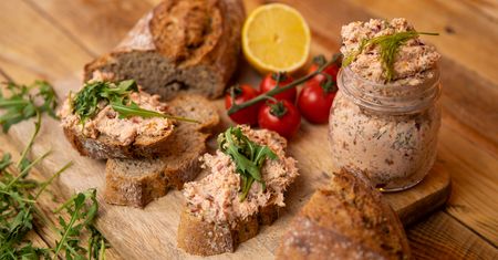 Pasta z łososia i suszonych pomidorów. Z czym podać domową pastę na kanapki?