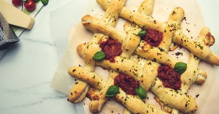 Pizza z serowymi paluszkami