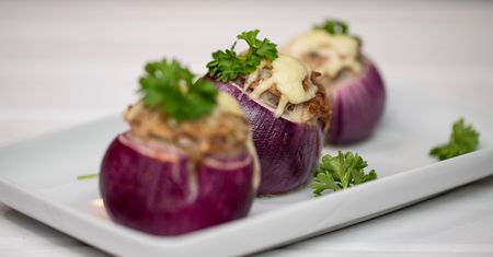 Pieczona czerwona cebula z mięsnym farszem