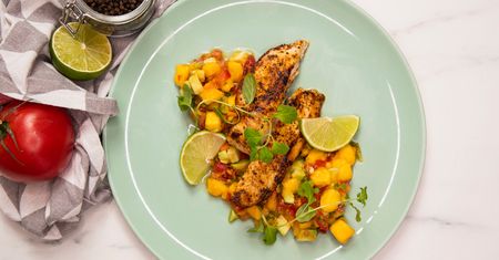 Grillowany kurczak z sałatką z mango