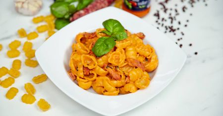 Gnocchi z pesto rosso i białą kiełbasą