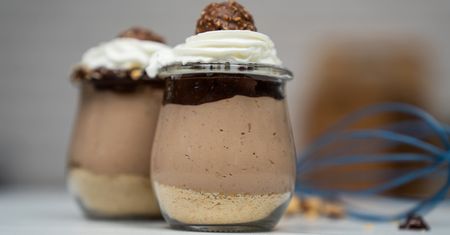 Ciasto ferrero rocher bez pieczenia na herbatnikach. Przepis na pyszny deser