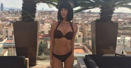 Maffashion w bikini i peruce nad basenem w Hiszpanii
