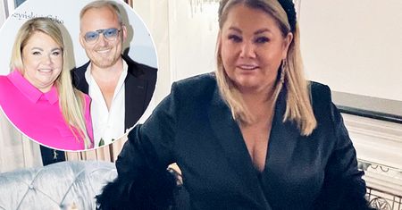Kasia Niezgoda ulubioną małą czarną zamieniła na różową mini. Czarowała nogami na premierze książki u boku wpatrzonego w nią partnera