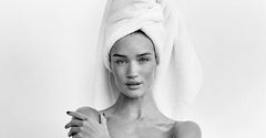 Modelki w samych ręcznikach w obiektywie Mario Testino