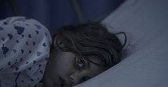 Dzieci syryjskich uchodźców śpią wszędzie, tylko nie we własnych łóżkach