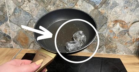 Dodaj kostkę lodu do potrawy, a wyjdzie idealna. Magiczny trik, który zna niewielu