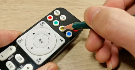 Dlaczego warto pomalować przyciski ołówkiem? To ukryta funkcja każdego pilota do TV
