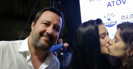 Studentki ukarały wicepremiera Włoch. Zdjęcie Matteo Salviniego hitem