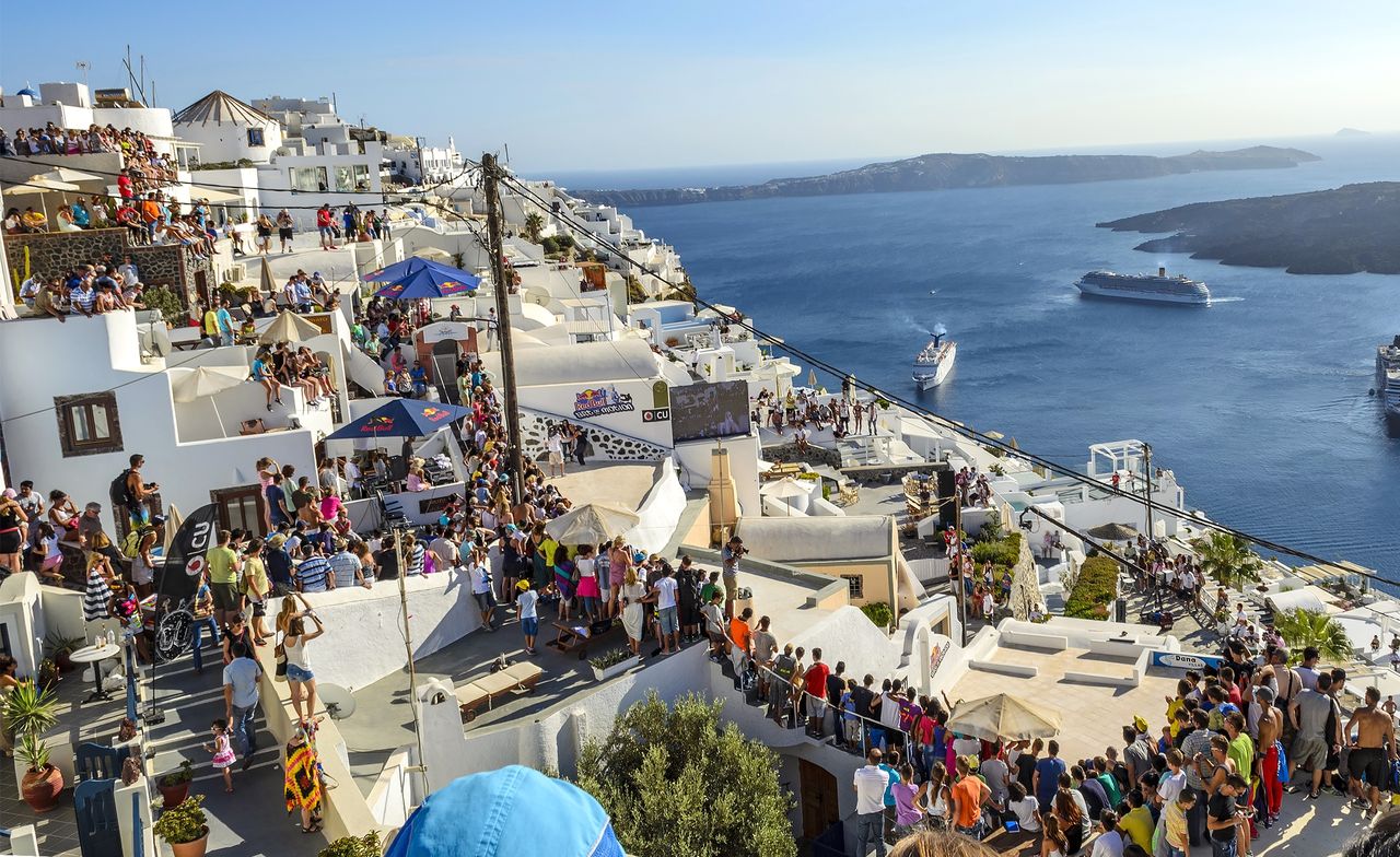 Santorini przeżywa prawdziwy najazd turystów. Mieszkańcy mają dość