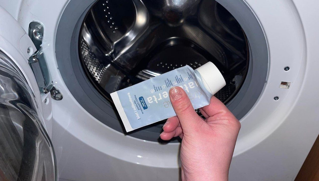 Kiedy zużyję ten produkt, rozcinam jego opakowanie, a ono czyści moją pralkę lepiej niż profesjonalny detergent!