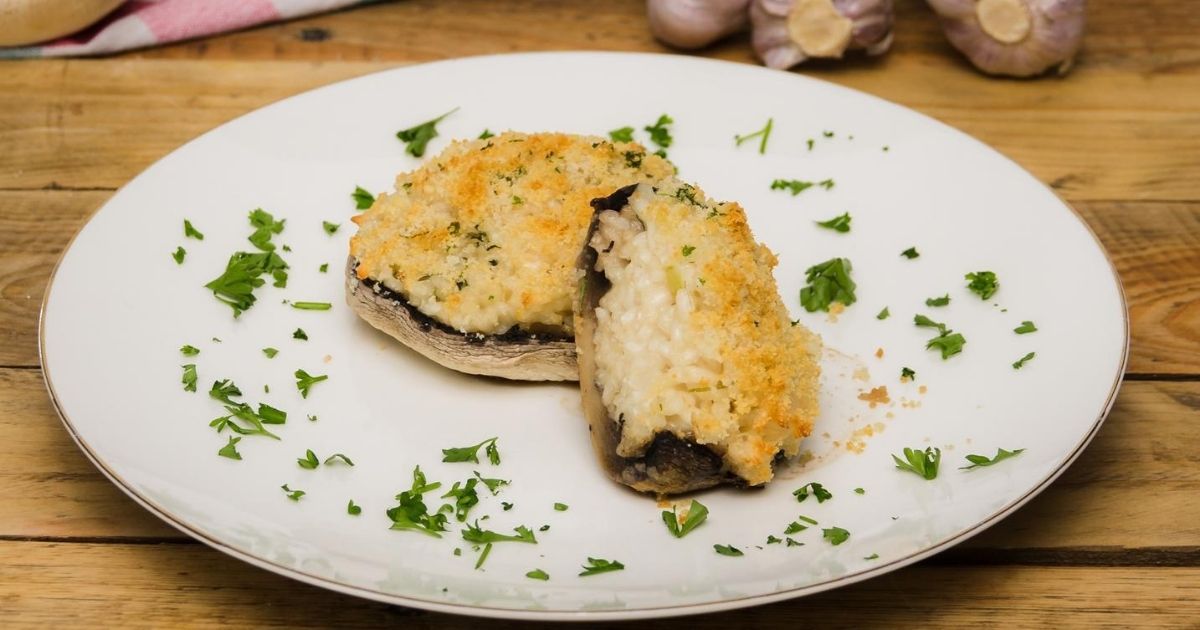 Pietruszkowe risotto z kruszonką podane w pieczarkach