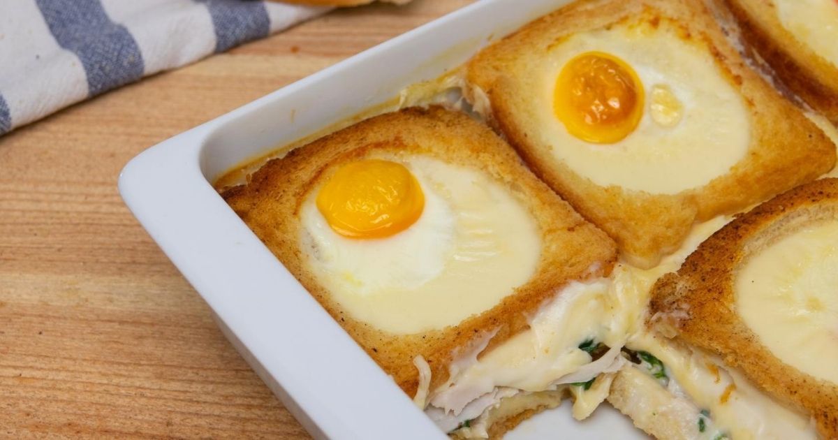 Nietypowa zapiekanka tostowa, która zamieni nudne śniadanie w niezwykłą ucztę