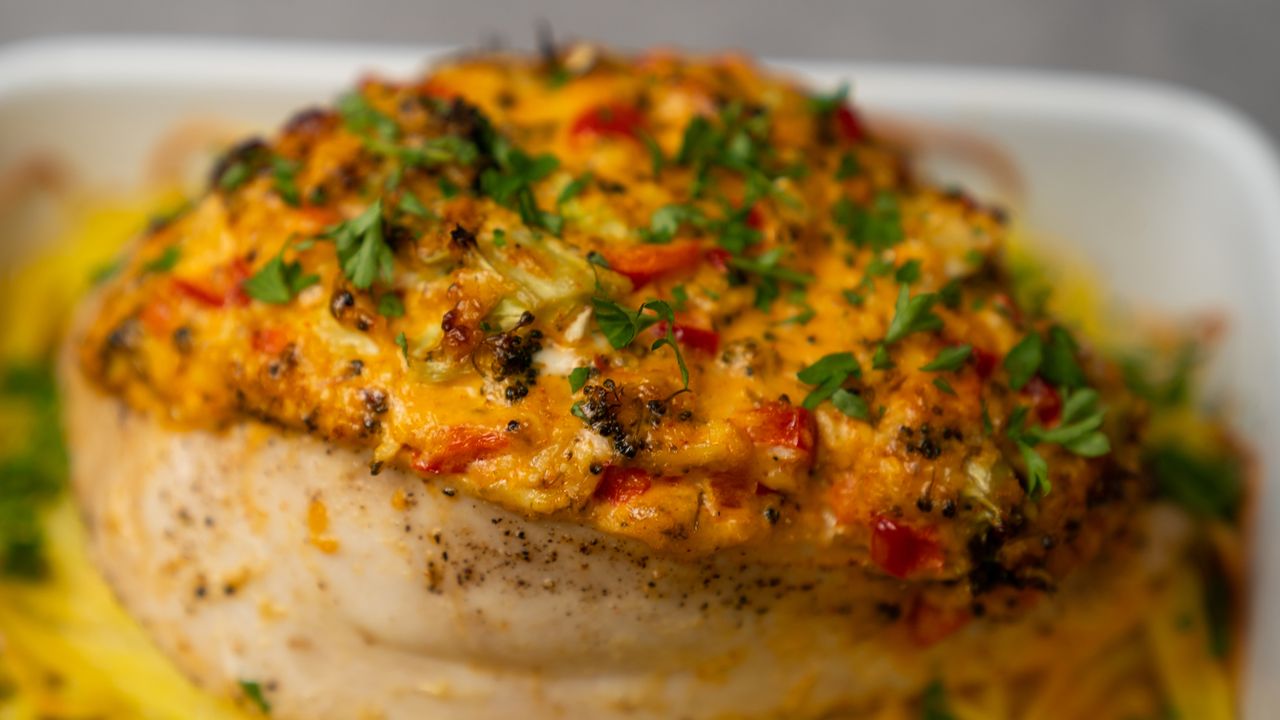 Kieszonki z kurczaka faszerowane brokułem i papryką. Jak zrobić, czym doprawić?