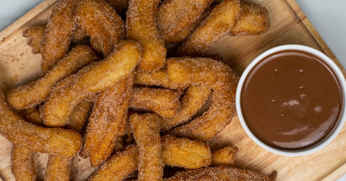 Jak zrobić churros? Przepis na hiszpańskie churrosy z czekoladowym sosem