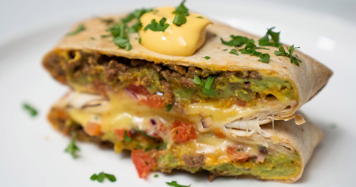 Tortilla z mięsem mielonym, guacamole i nachosami. Jak zrobić meksykańskiego wrapa?