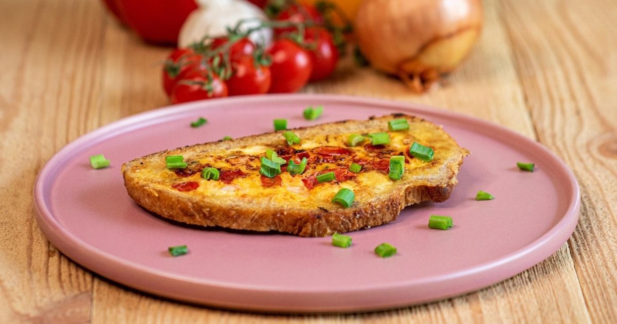 Kolorowe kanapki z patelni