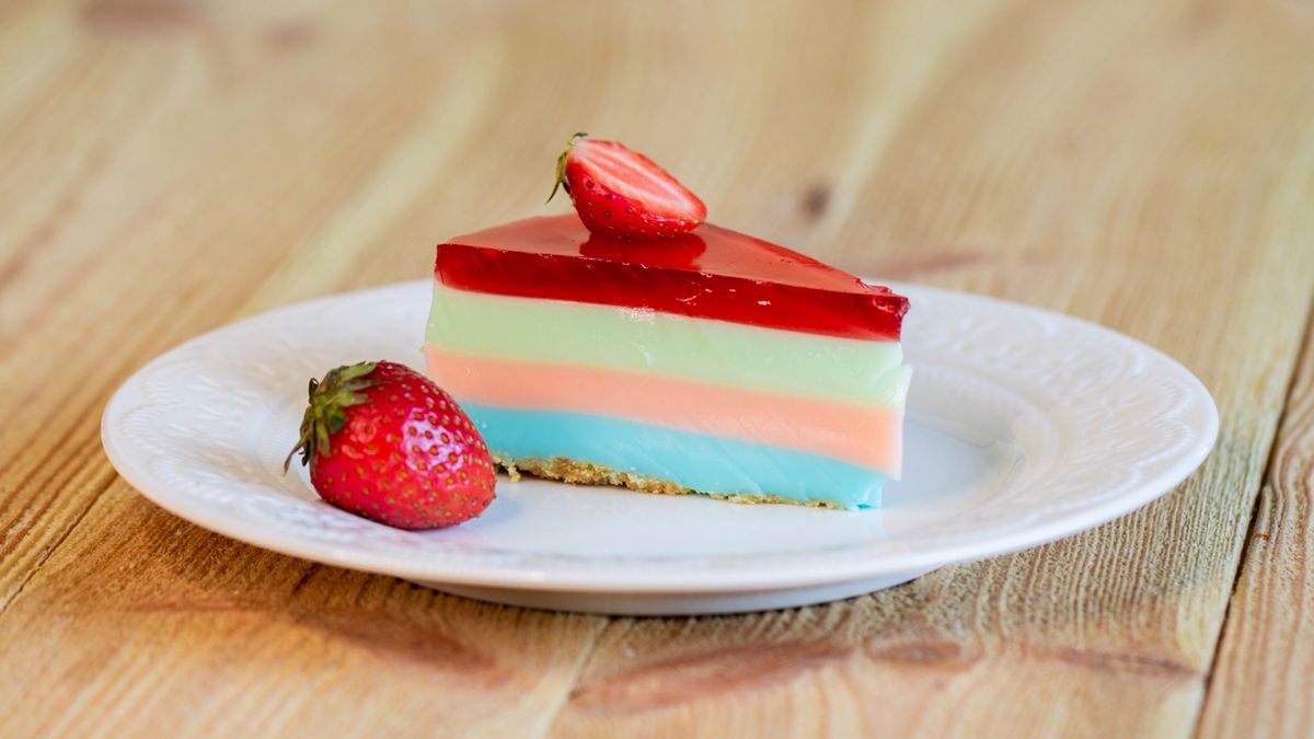 Tęczowy sernik na zimno z truskawkową galaretką