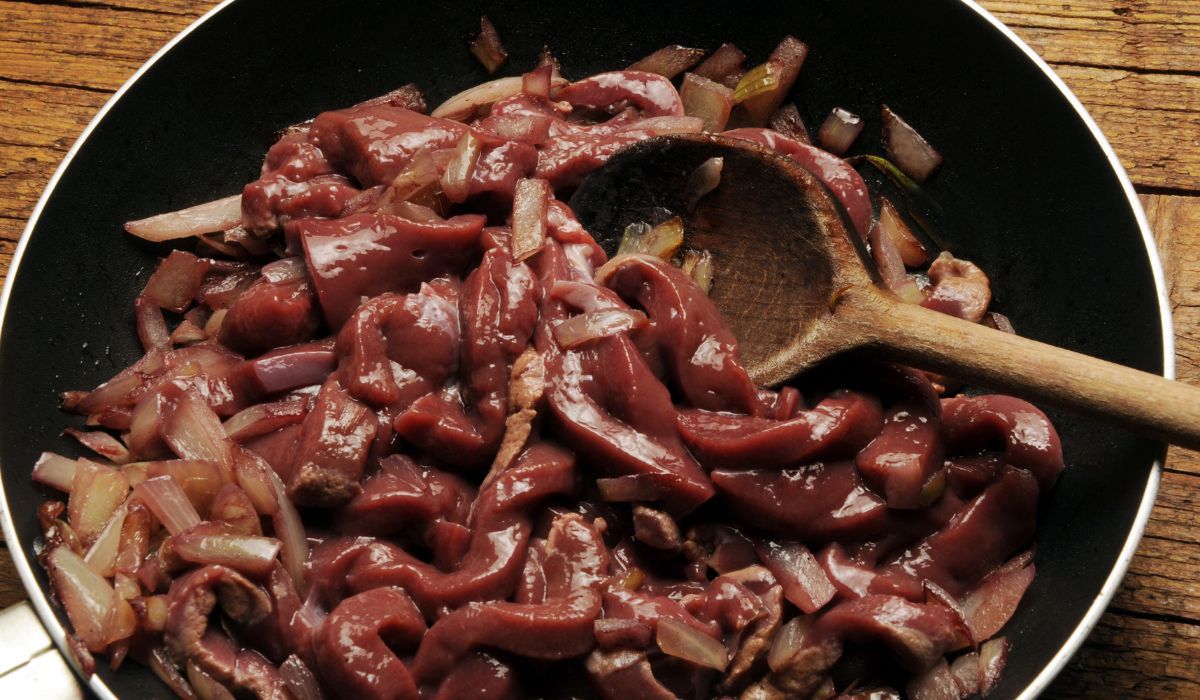 Smażąc wątróbkę, walczysz z pryskającym olejem? Podpowiadamy, co robisz źle