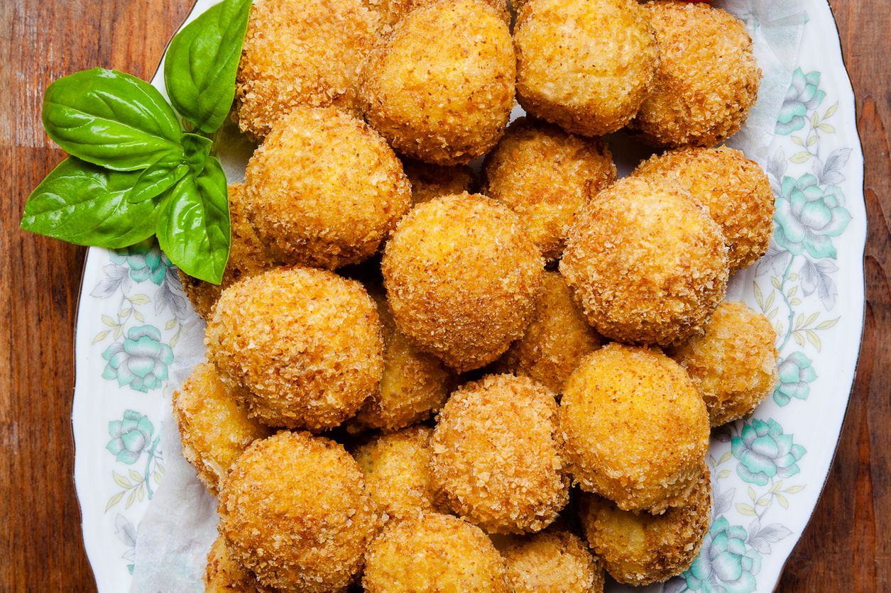 Arancini to typowo sycylijska potrawa, którą z powodzeniem możesz przygotować w domu.