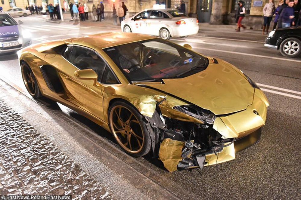 Złote Lamborghini, które rozbiło się w Warszawie, nie jest już złote i… nie ma go w Polsce
