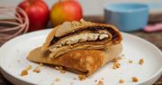 Jabłkowe naleśniki z dodatkami w kilka minut. Pomysł na śniadanie na słodko