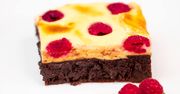 Sernikowe brownie z malinami