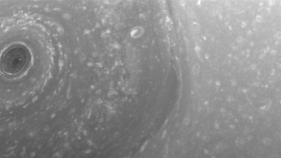 Północny biegun Saturna sfotografowany przez satelitę Cassini