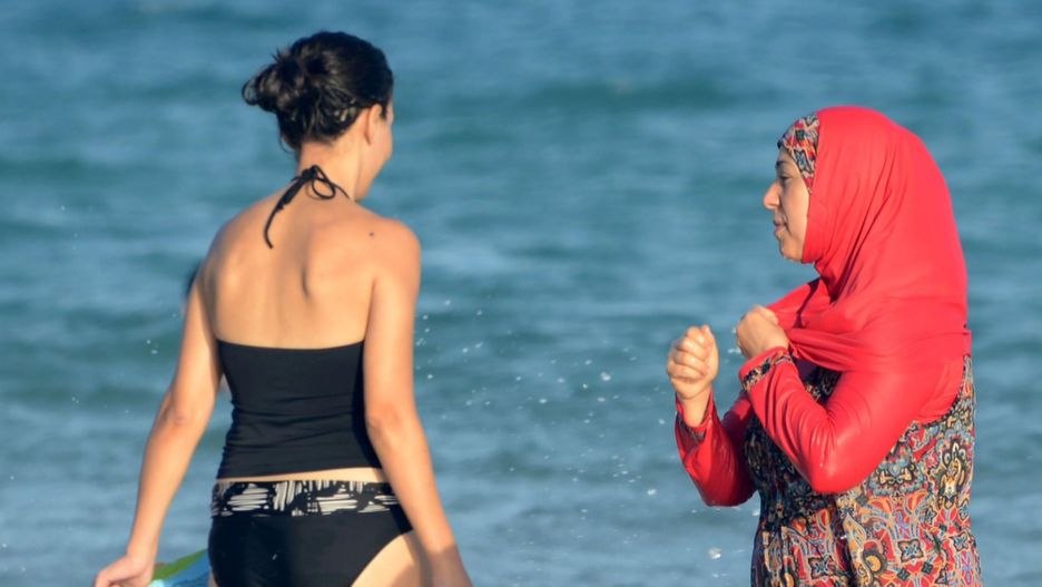 Kobieta w burkini na plaży w Bizercie w Tunezji