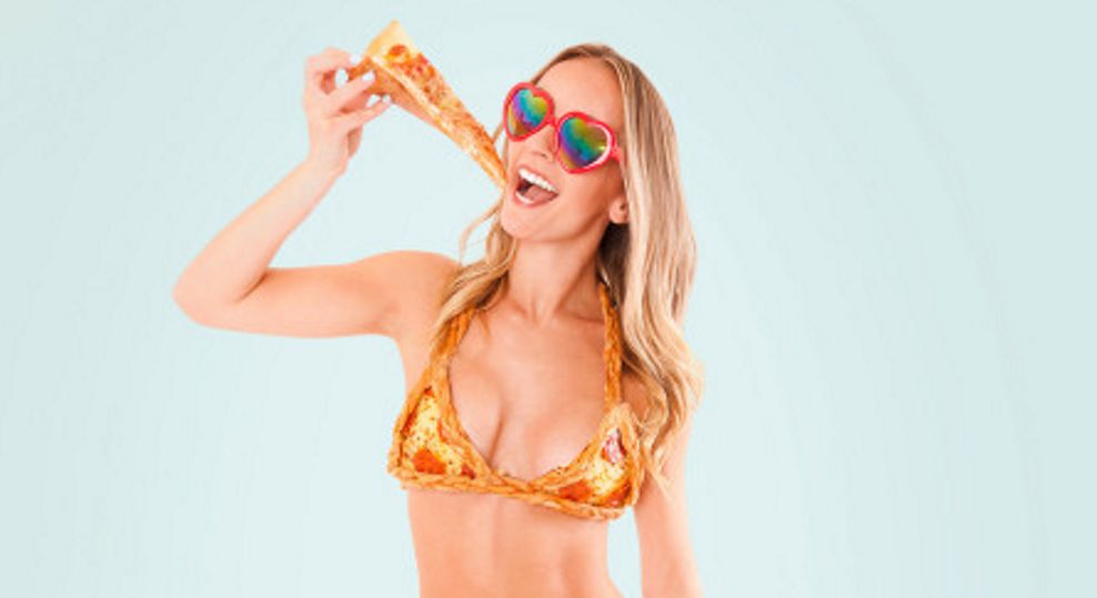 Kochasz pizzę? Już niedługo będziesz mogła wyjść w niej na plażę!