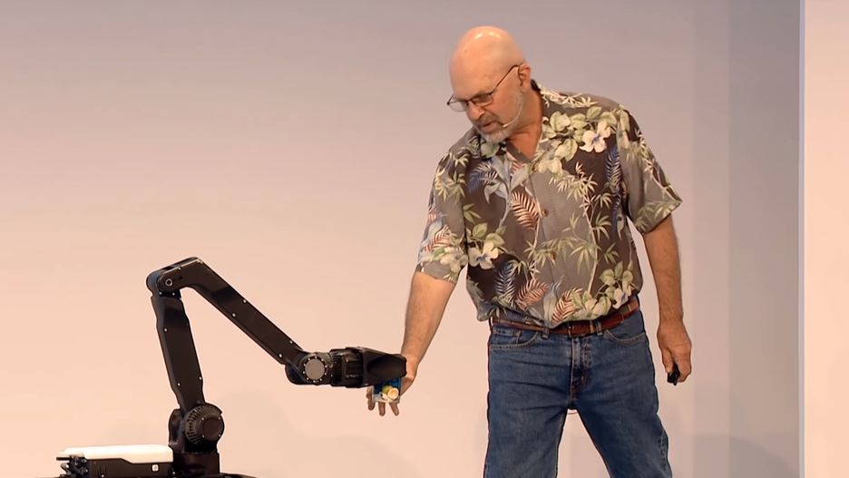 Robot potrafi podać puszkę z napojem, nie wylewając ani kropli